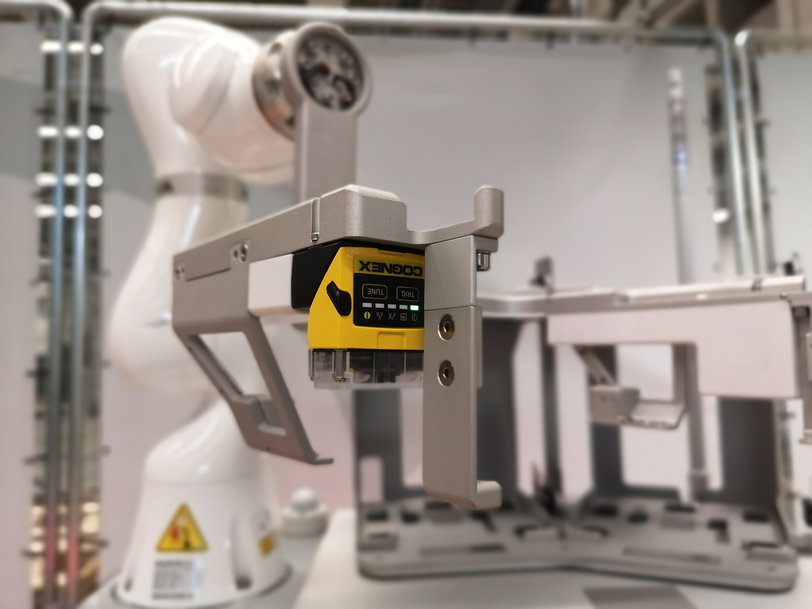 Mobile robot revolutionizes semiconductor manufacturing process - Using image processing in robotics for transporting highly sensitive wafers